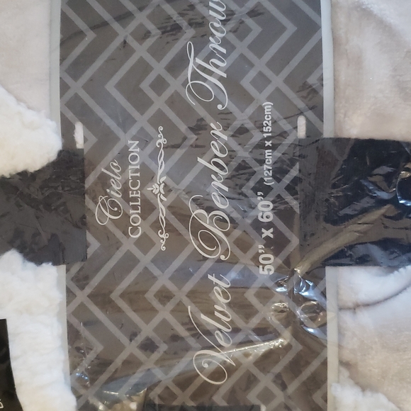 HOST PICK. NIP Great Bay Home 50X60 Velvet Berber Throw - Picture 2 of 3